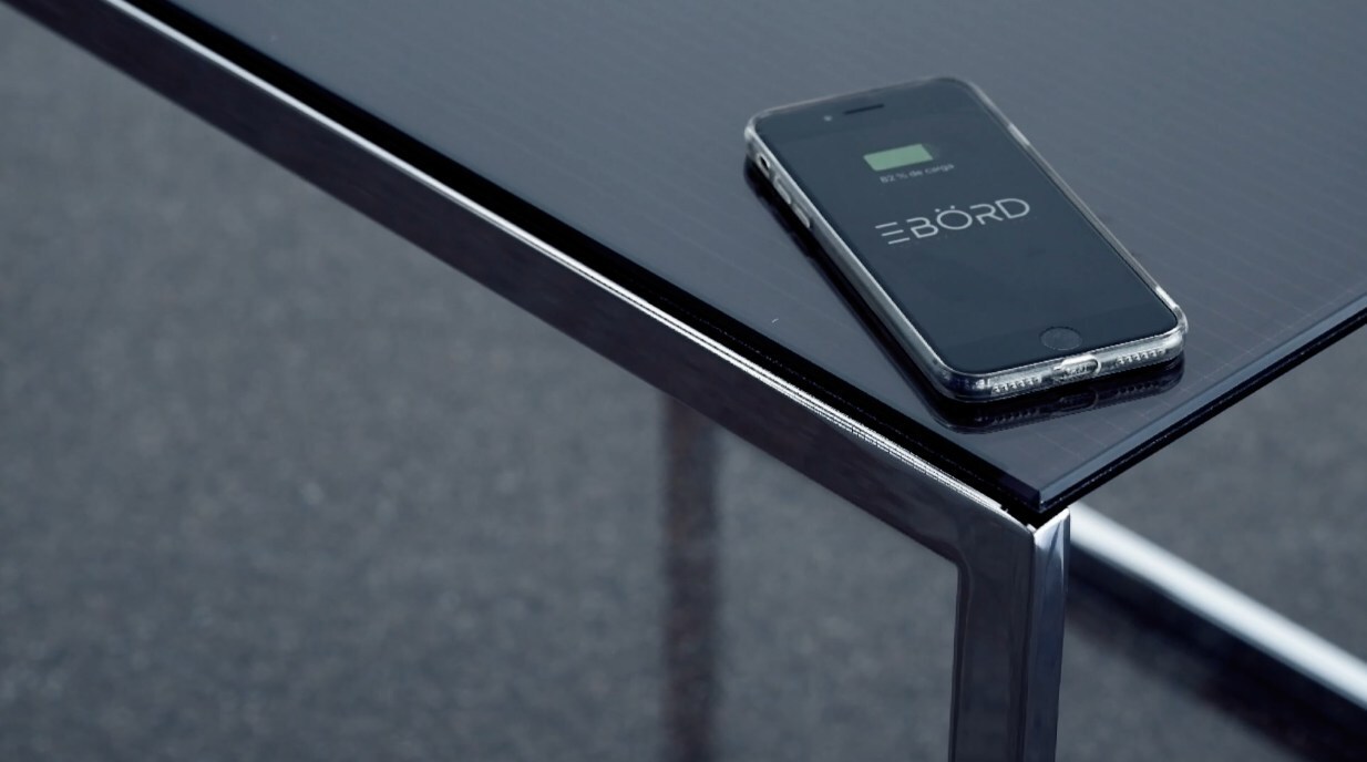 Up to four devices can be placed anywhere on the Ebörd's surface to charge