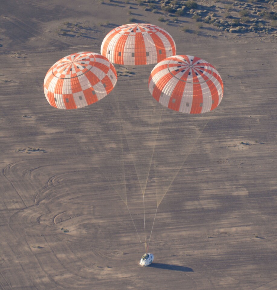 Picture taken during a successful test of Orion's parachute deployment system (Photo: NASA)
