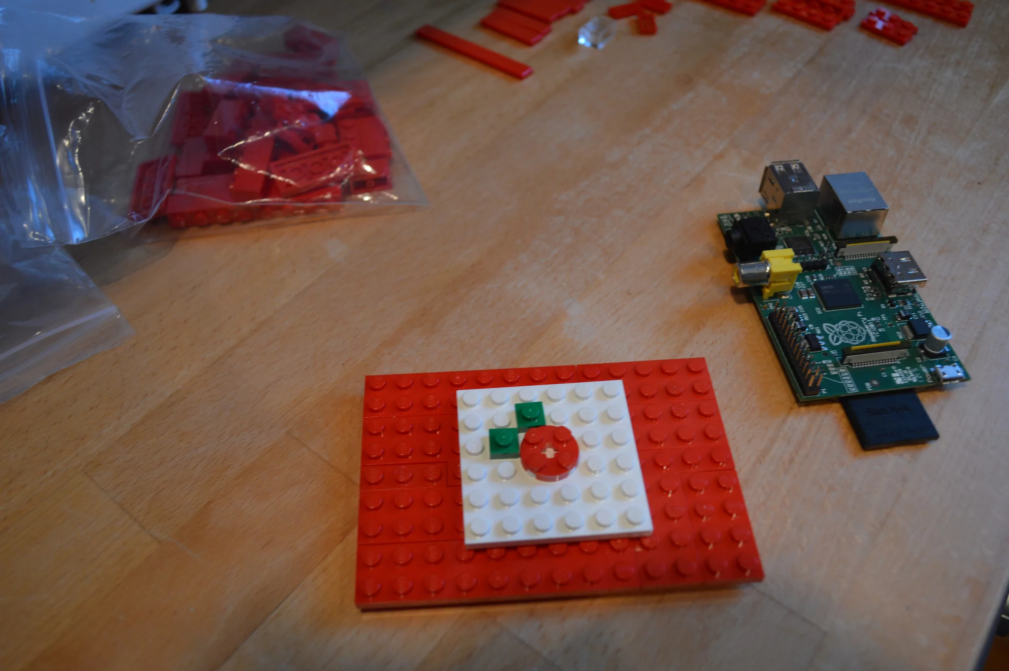 The lid. Note, Gizmag opted for a square/parallel arrangement of the raspberry motif, contrary to the photo guide. Mavericks, us... (Photo: Gizmag)