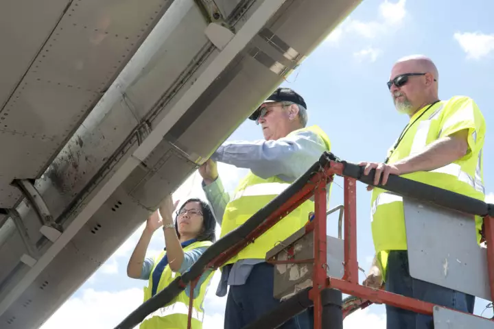 NASA and Boeing researchers counting insect residue on the right wing of Boeing’s ecoDemonstrator 757 aircraft