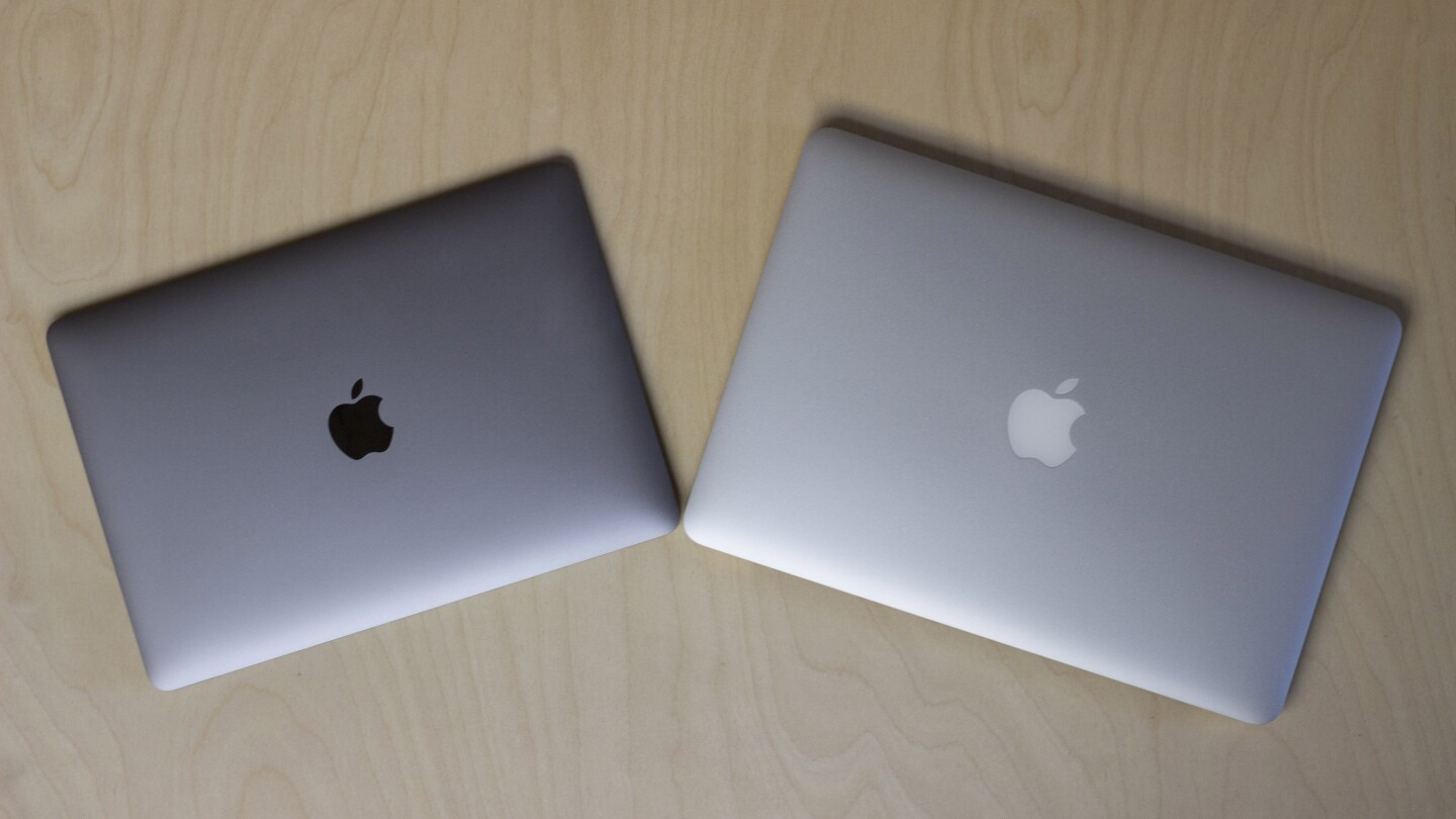 New 12-in MacBook (left) with the 2015 Retina MacBook Pro (Photo: Will Shanklin/Gizmag.com)