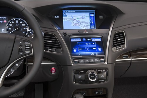 The dual-screen on the 2014 Acura RLX
