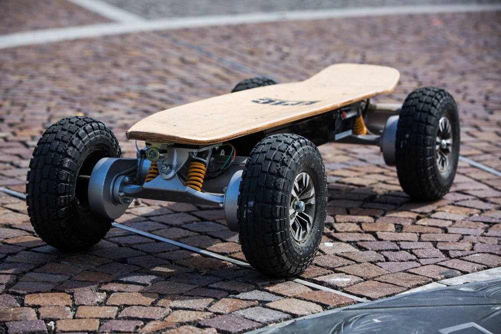 With all that power, it won't come as a huge surprise that the board weighs a hefty 31.4 kg / 70 lb (Photo: Nick Lavars/Gizmag.com)
