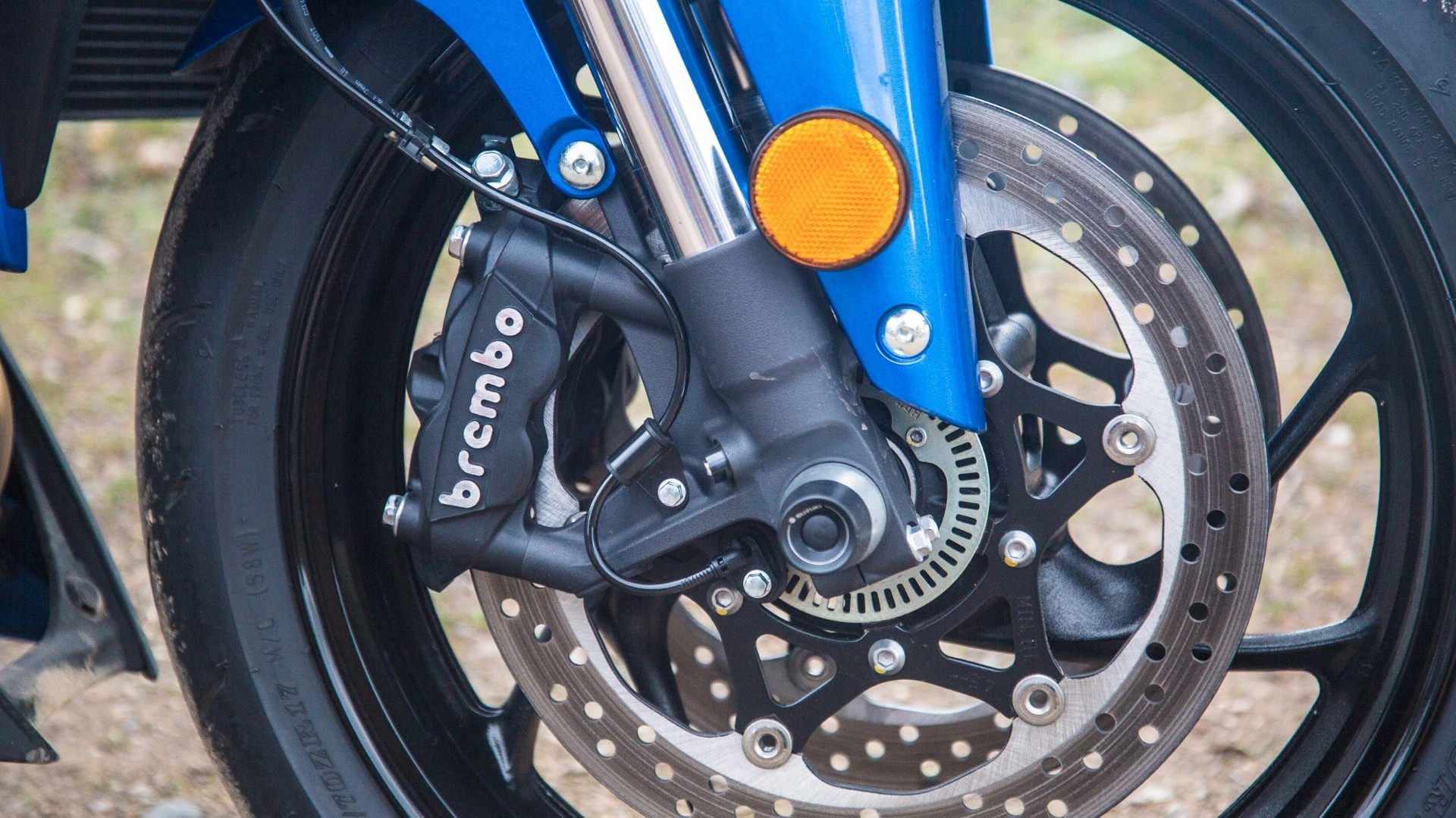Suzuki GSX-S1000: Brembo radial monobloc brakes with ABS as standard