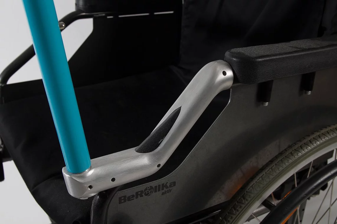 Industrial designer Tammy Kalinsky has come up with a simple yet ingenious accessory for the wheelchair which allows a friend, relative or caregiver to push the chair while walking beside rather than behind it (Photo: Tammy Kalinsky)