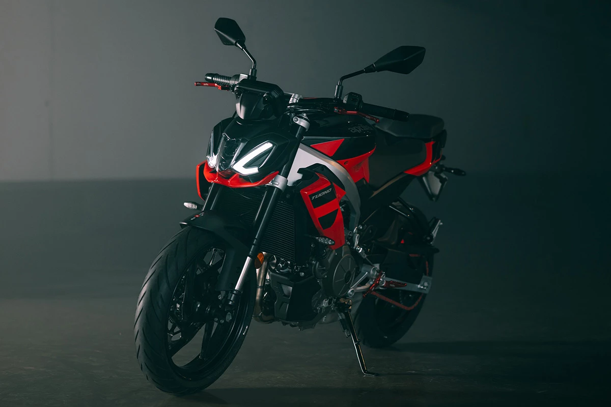 While the Tuono 457 only offers a maximum of 47.6 hp that's allowed for A2 license holders, it's awfully light and should be quicker than its rivals