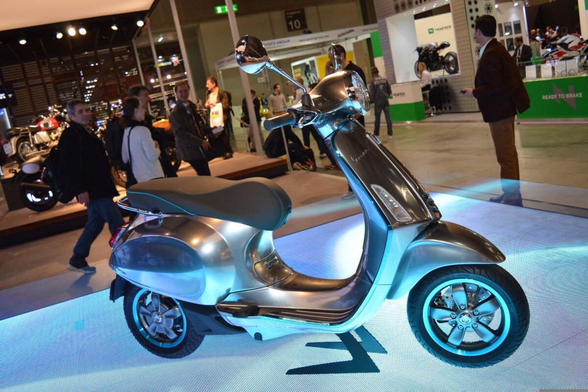 We first spotted an electrified prototype of Piaggio’s iconic Vespa scooter at EICMA in Milan two years ago