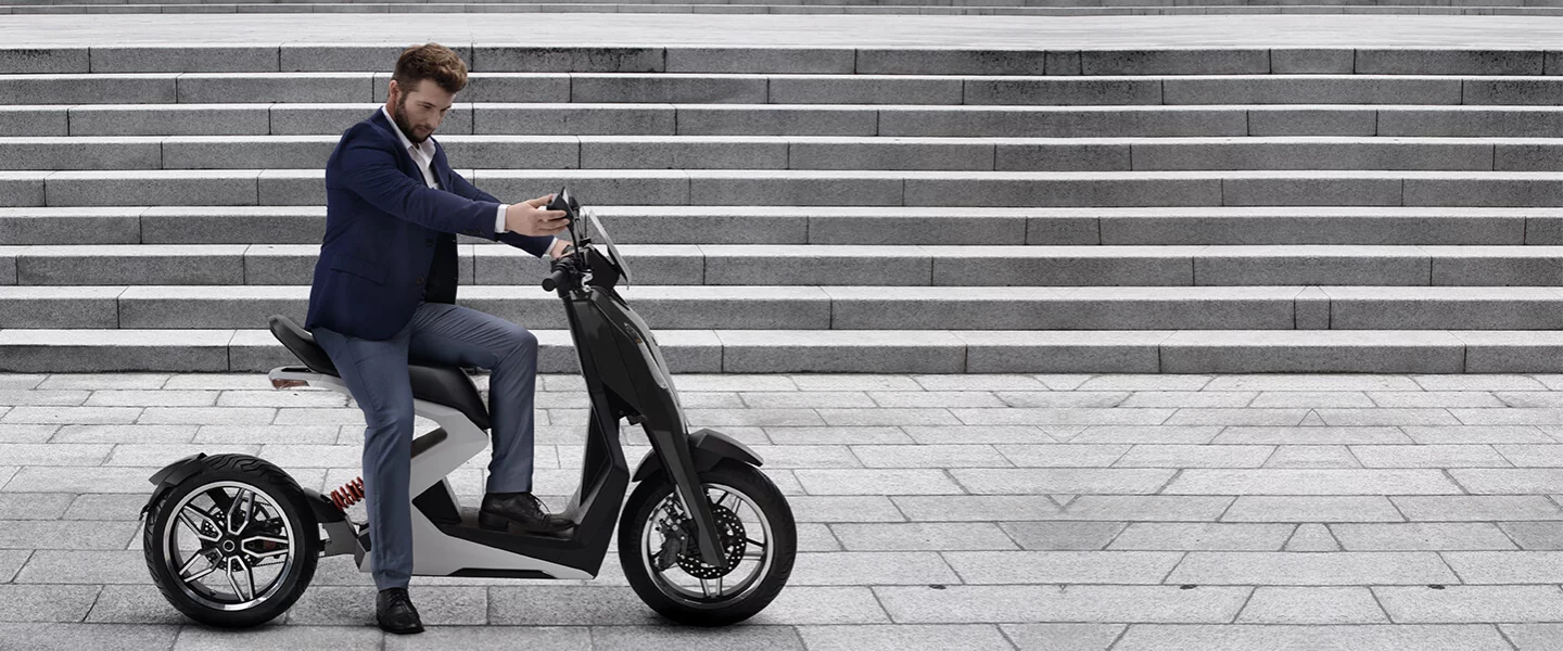 The Zapp i300 e-scooter is 190.5 cm (75 in) from tip to tail, has a seat height of 75 cm (29.5 in) and an unladen weight of 90 kg (198 lb)