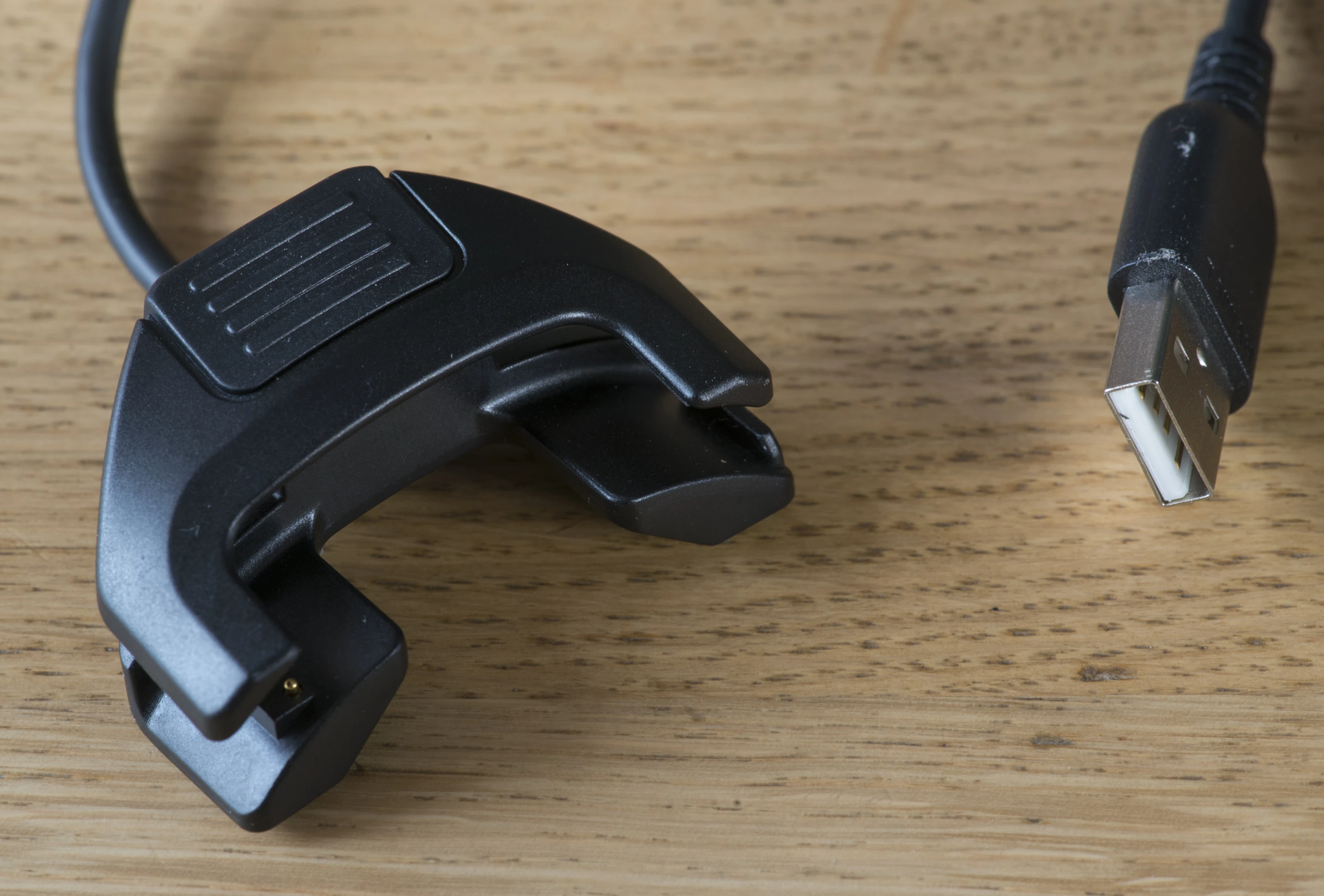 The USB charger clips around the Garmin Vivosmart band (Photo: Simon Crisp/Gizmag.com)
