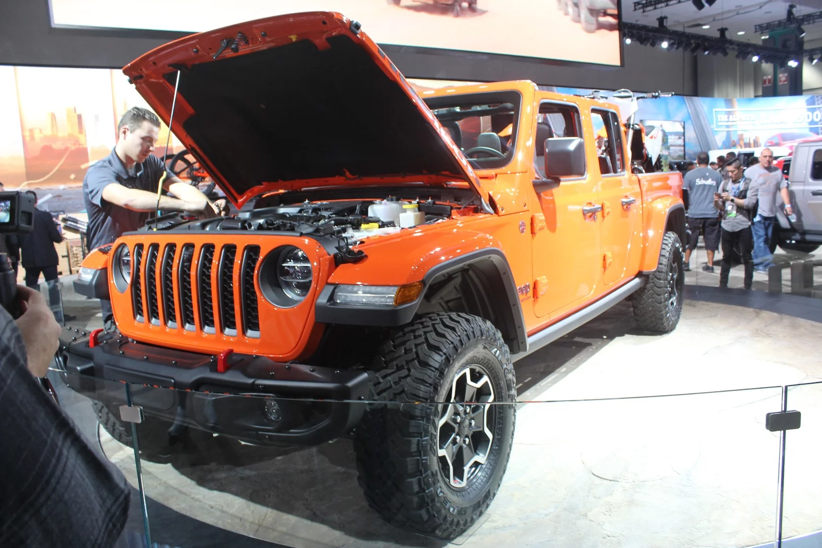 Jeep lightened the load on the Gladiator by using high-strength aluminum on the doors, hinges, hood, fenders, windshield frame, and tailgate