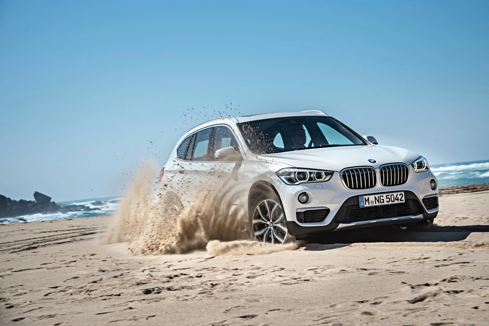 The xDrive system defaults to front drive, but can send power to the rear through a multiplate clutch