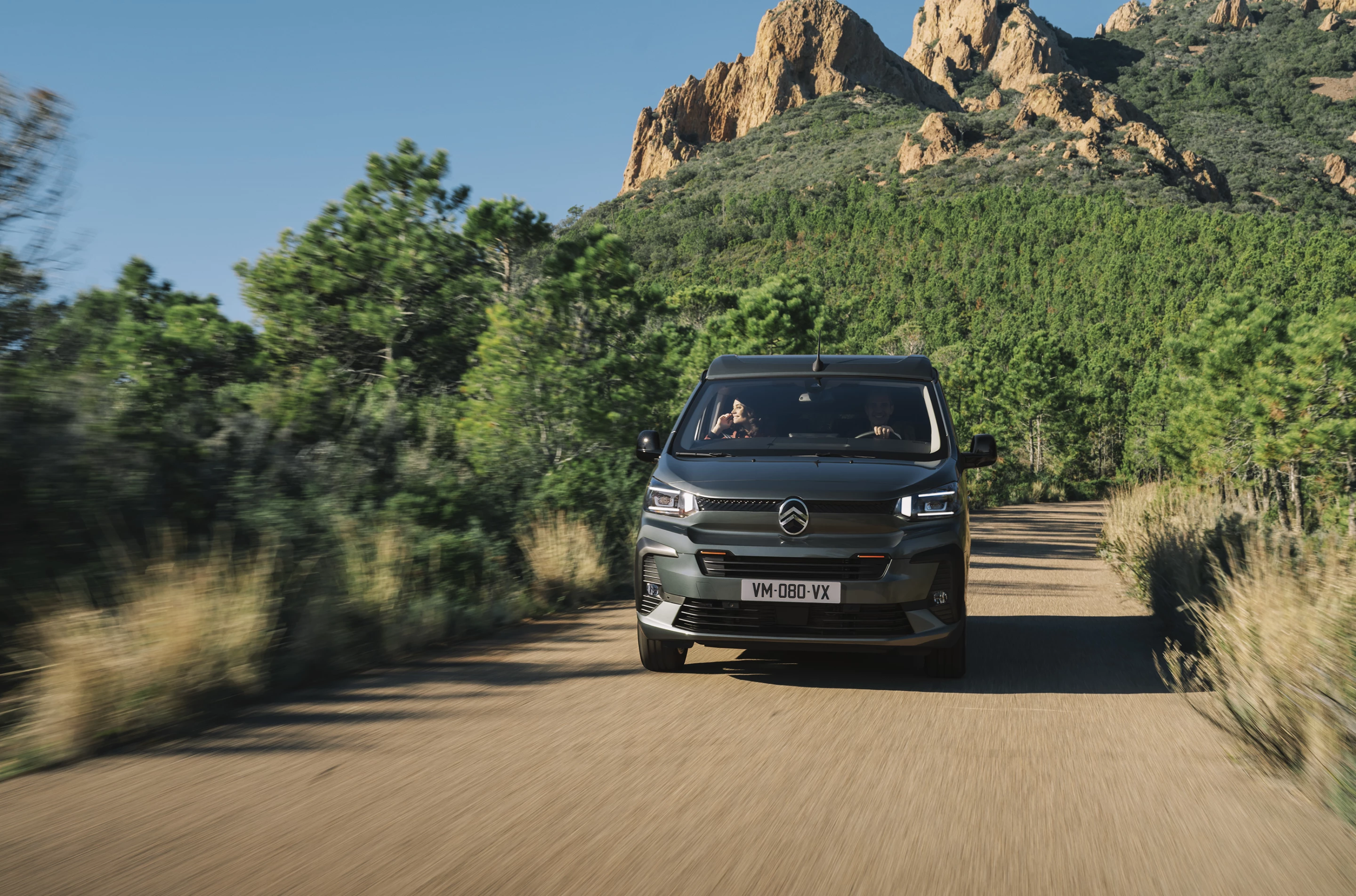 The Citroën Holidays camper van comes powered in the UK by a 174-hp 2.0-liter BlueHDi 180 diesel engine and eight-speed automatic transmission
