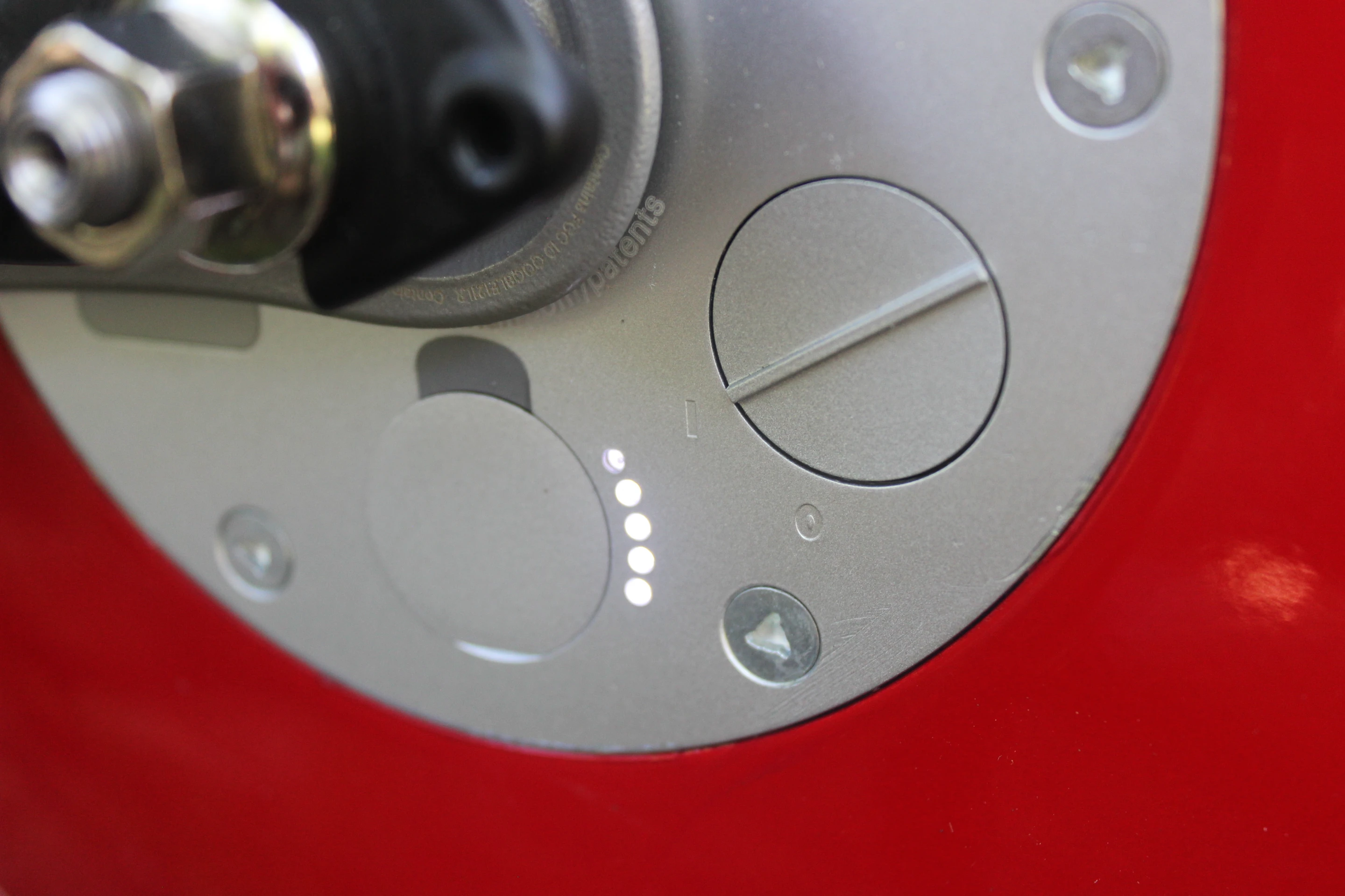 LEDs of the Copenhagen Wheel indicate battery life, as does the app