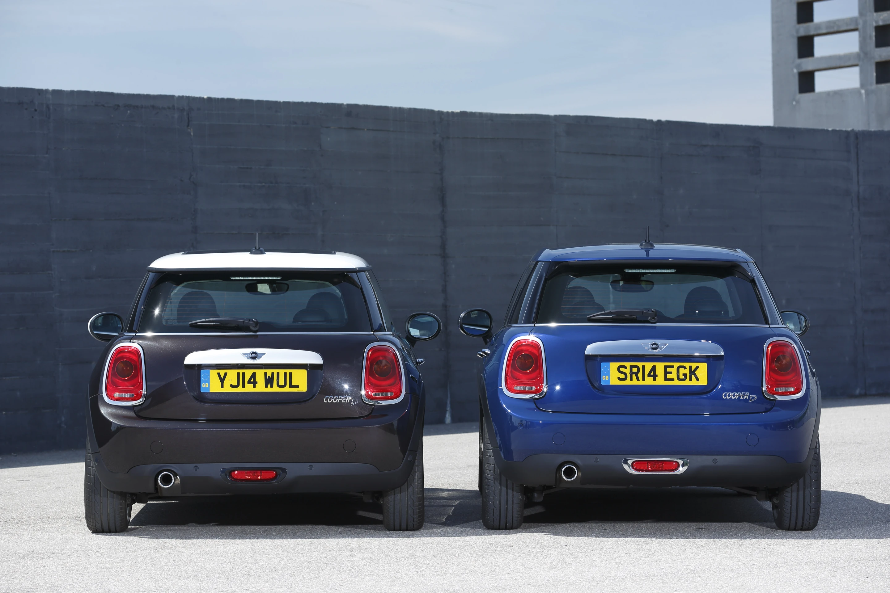 Rear comparison of the 5-door and 3-door Minis