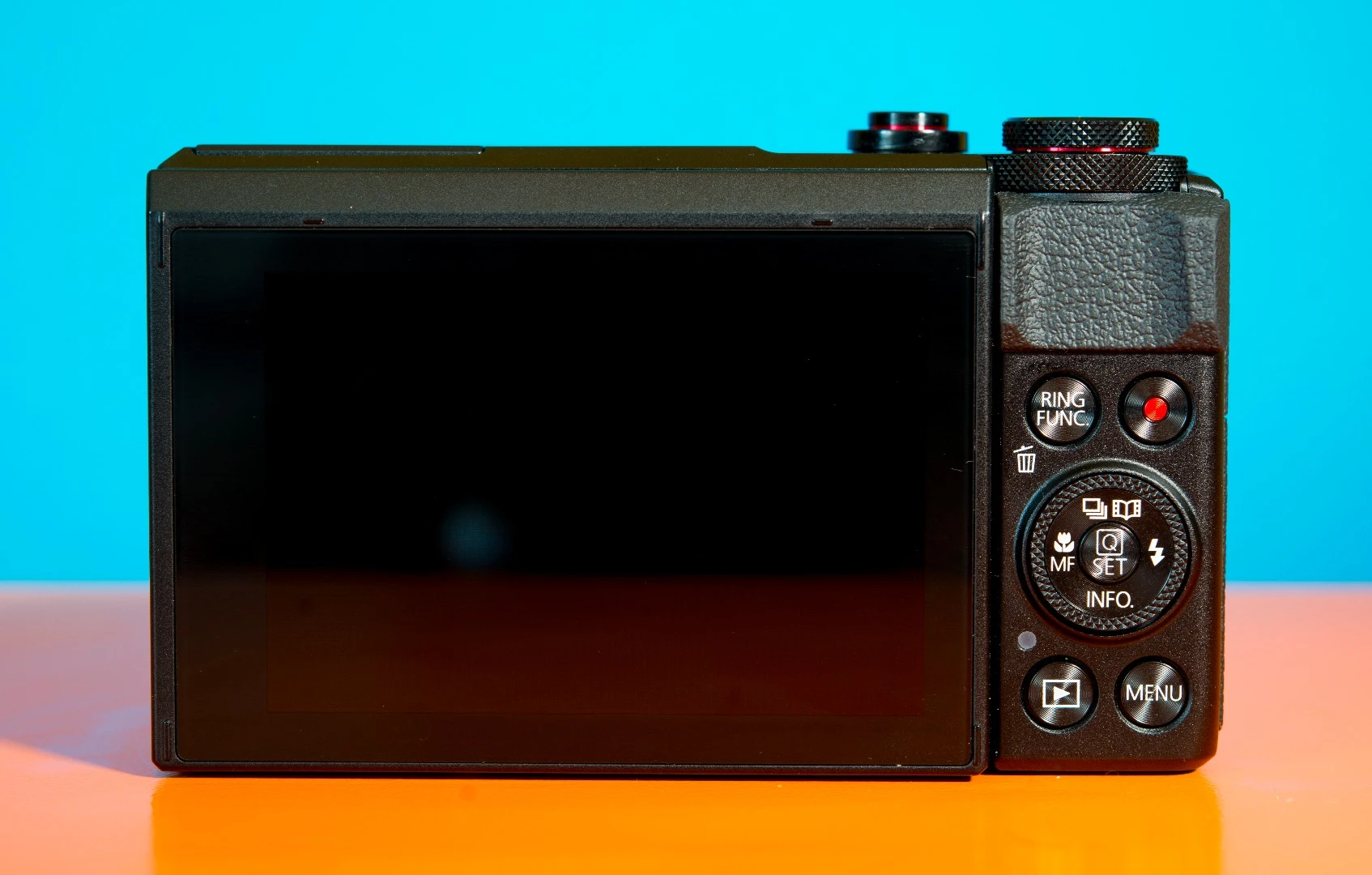 Unfortunately there's no electronic viewfinder on the Canon Powershot G7X Mark II