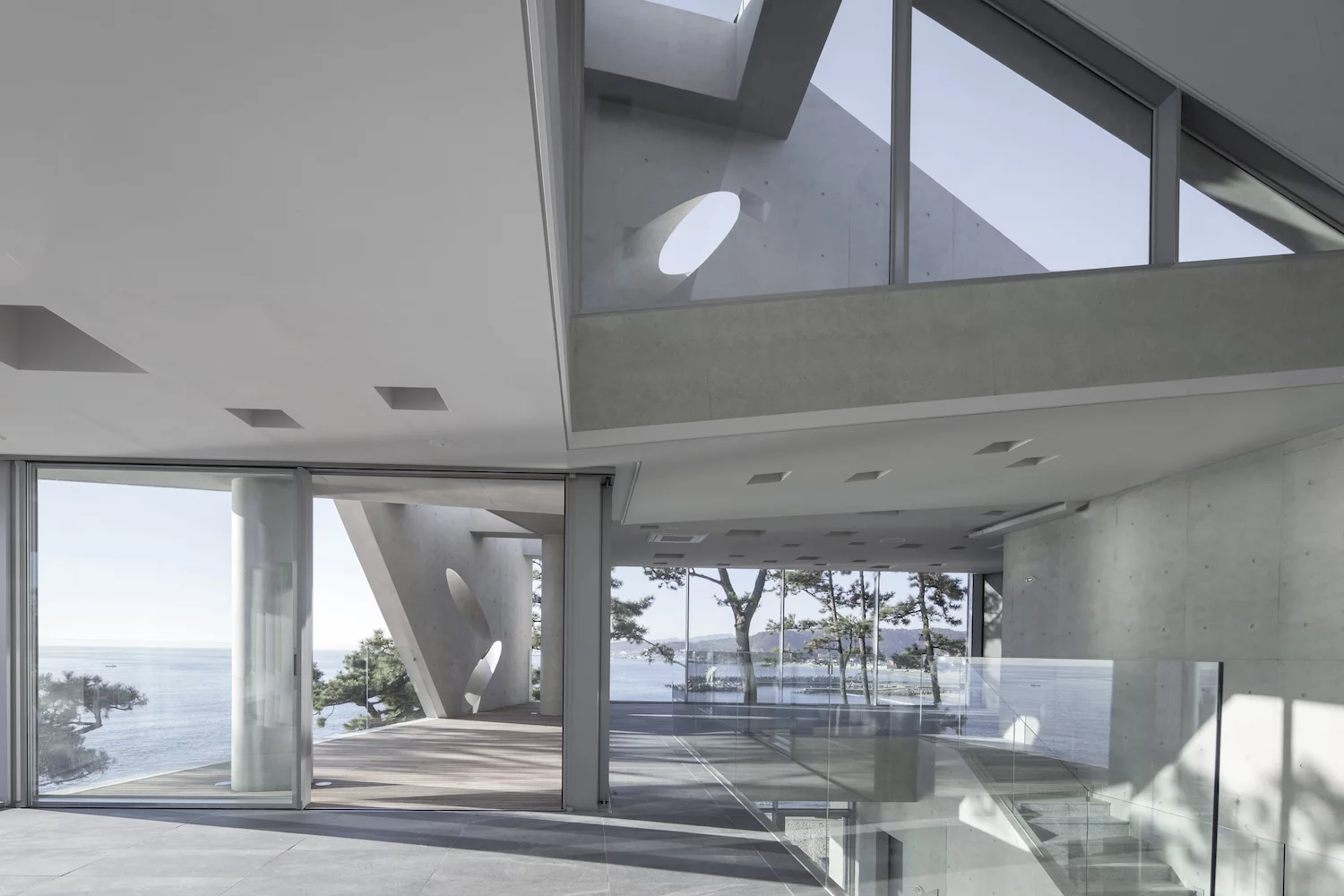 The interior of the Gijang Waveon features generous glazing which frames the view at multiple angles