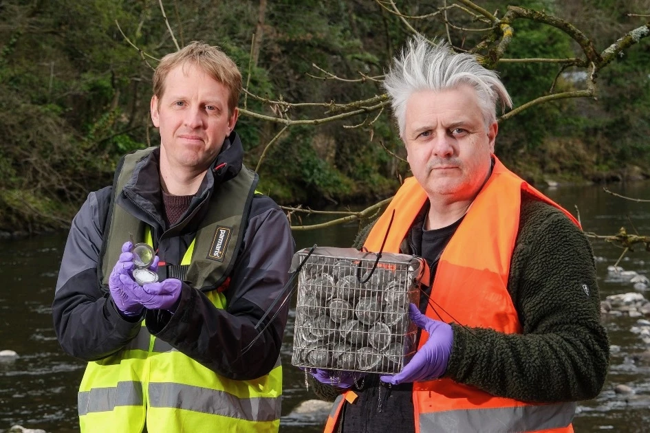 Dr. Luke Woodford (left) and Prof. Richard Quilliam, with a basket full o' caged microbeads