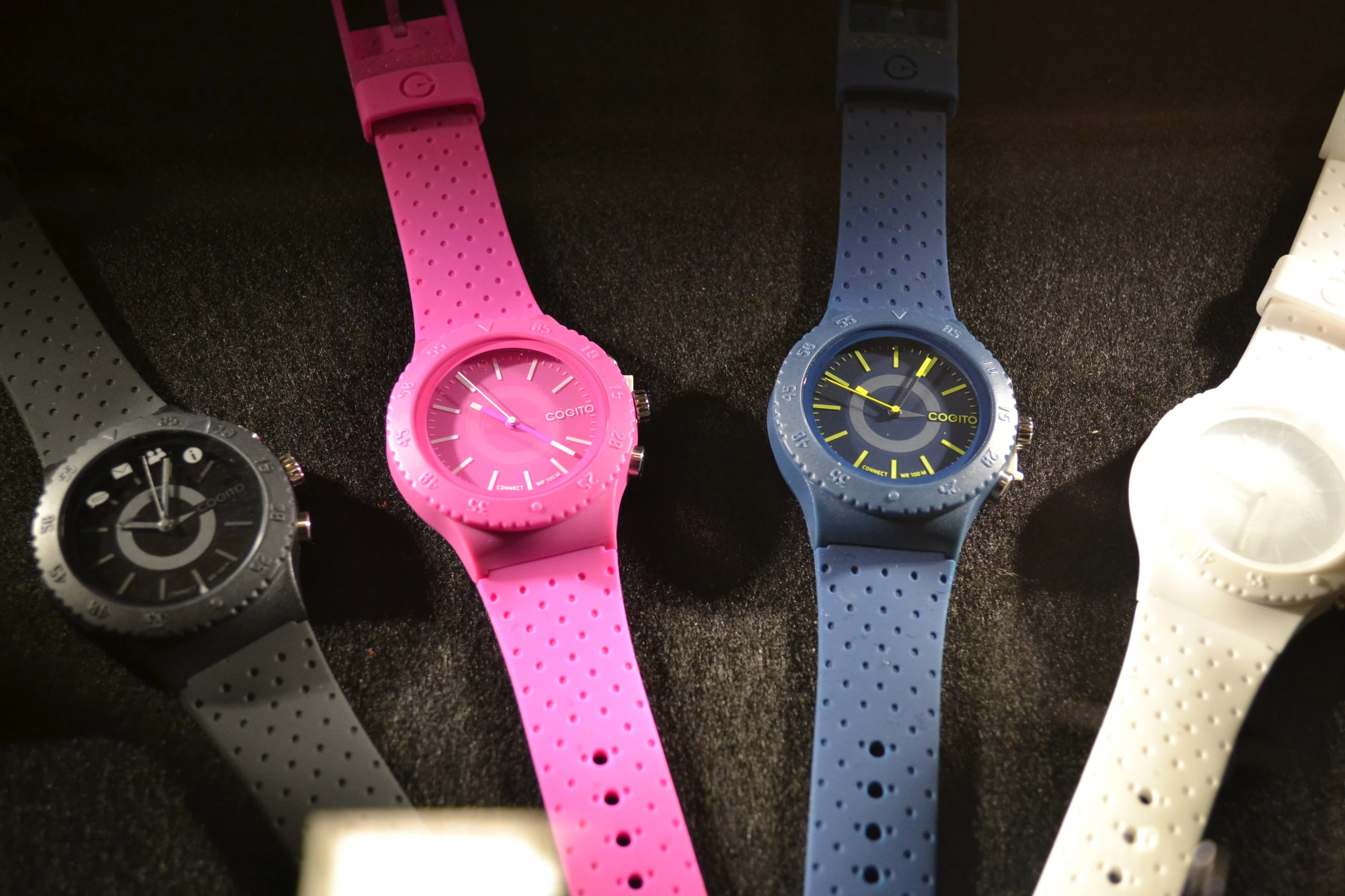 LED icons on the watch face light up when the user gets an incoming call, receives an email or gets a message on supported Social Media sites