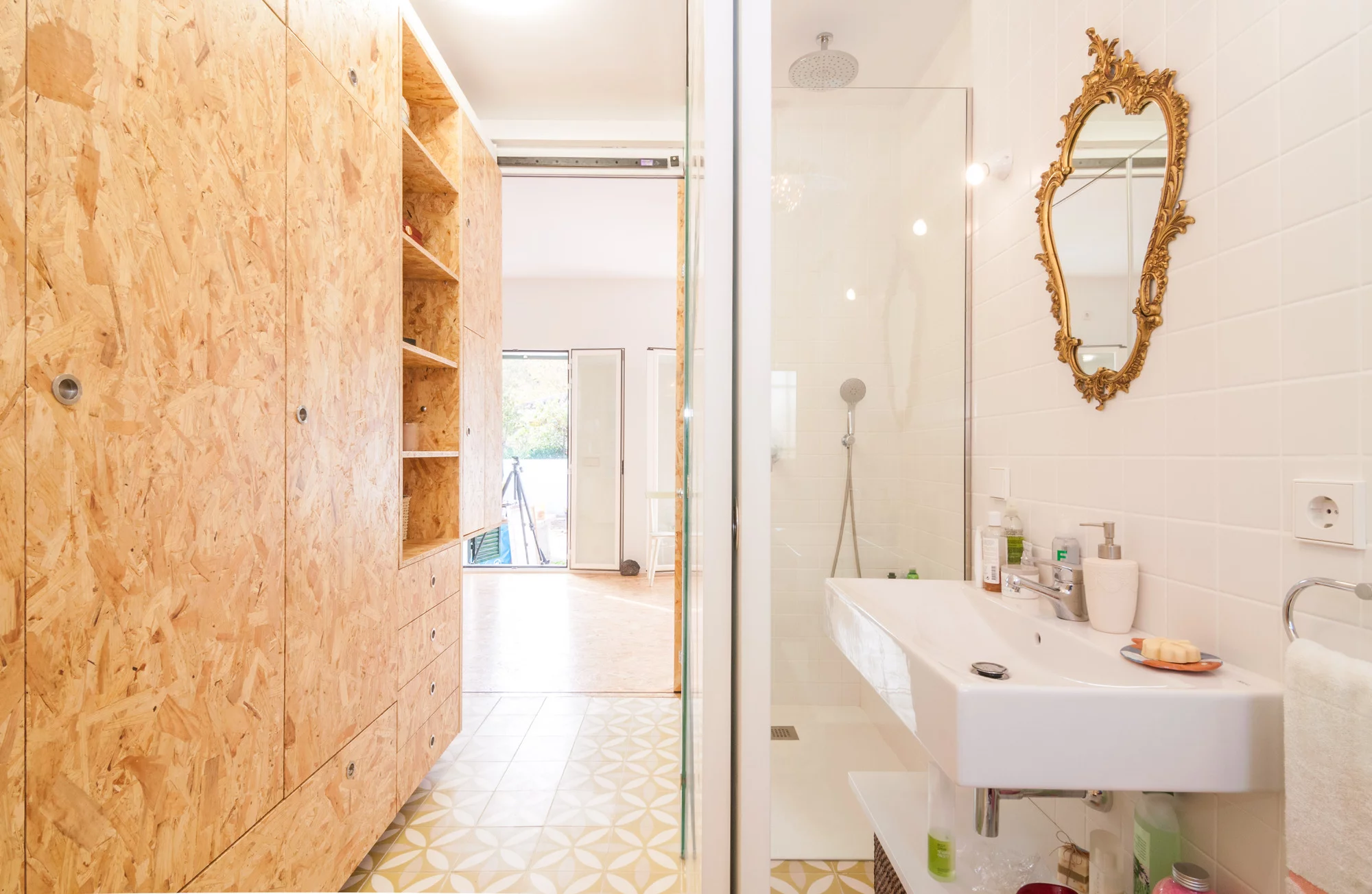 Shot of the bathroom and dressing area, with front of the house in view (Photo: Javier de Paz García)