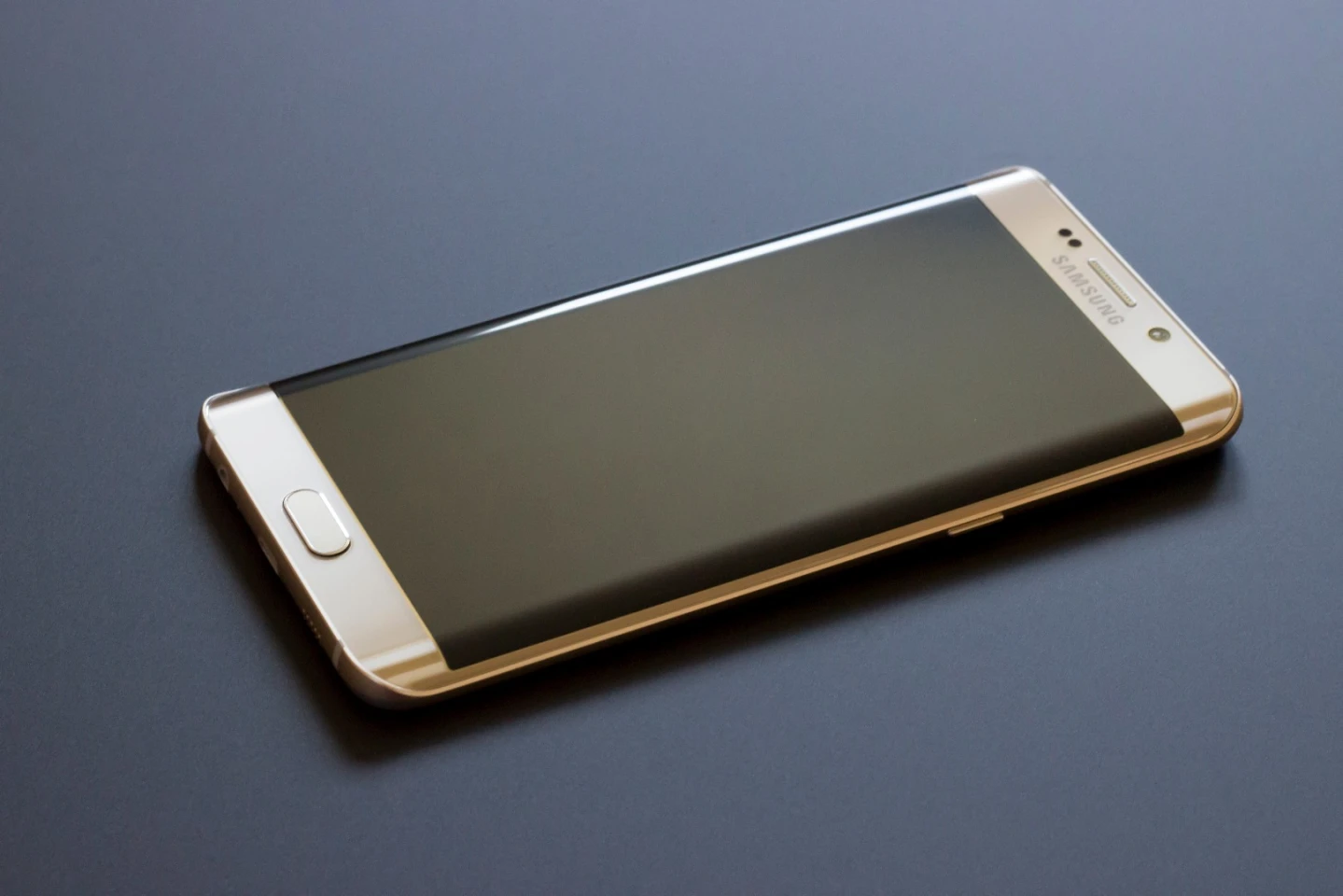 The Galaxy S6 edge+ (or the Note 5) provided a more immersive sensation than the 5.1-inch Galaxy S6 (or S6 edge), thanks to the larger phones' wider field of view