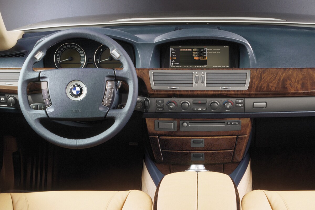 BMW Integrates AR and Panoramic Displays into the Dashboard of Tomorrow ?url=http%3A%2F%2Fnewatlas Brightspot.s3.amazonaws.com%2F2b%2Faf%2F6e7ff2324775994b379d85e9c428%2Fthe Idrive Knob Debuted All The Way Back In 2001 And Since Then The Infotainment Systems Have Been Designed To Accommodate Its Use As A Controller