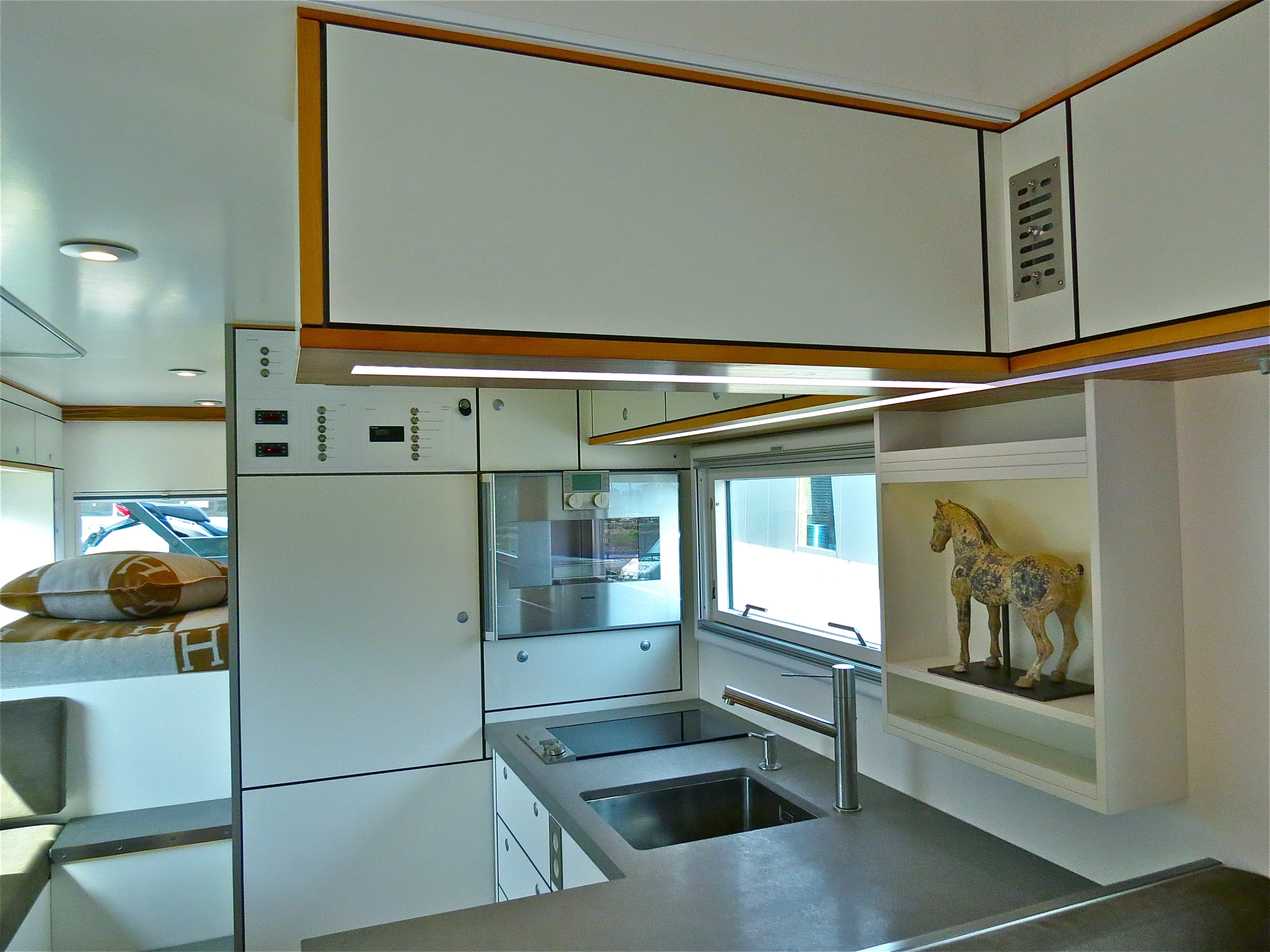 The interior includes a rear bedroom and central kitchen