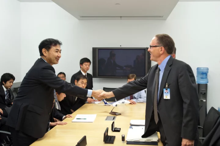 Takeo Kikuchi (left), All Nippon Airways' general manager for its Seattle office, shakes hands with Paul Baldwin, Boeing's Aircraft Contracts, after signing the final paperwork for contractual delivery of the first-ever 787 Dreamliner (Photo: Boeing)