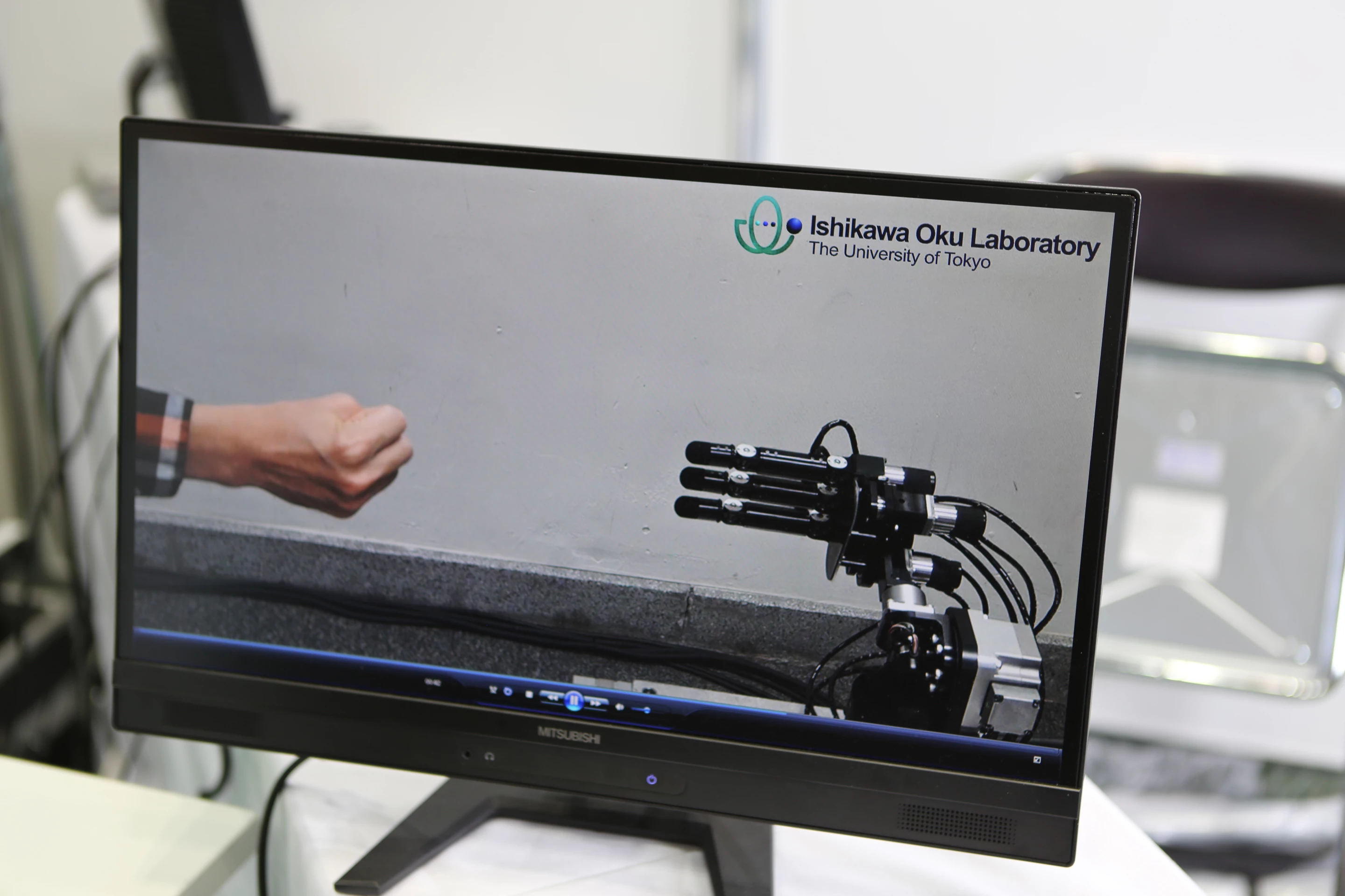 The robot sticks its fingers out flat for "paper", beating the human's "rock" (Photo: Mike Hanlon, Gizmag)