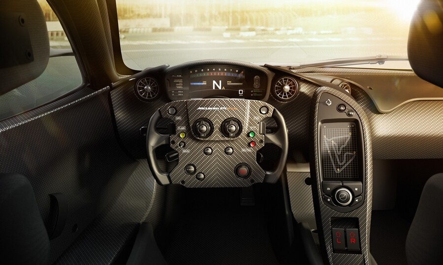 The P1 GTR steering wheel is based on that of the 2008 MP4-23 Formula 1 car and aims to make all of the controls as easily accessible and user-friendly as possible