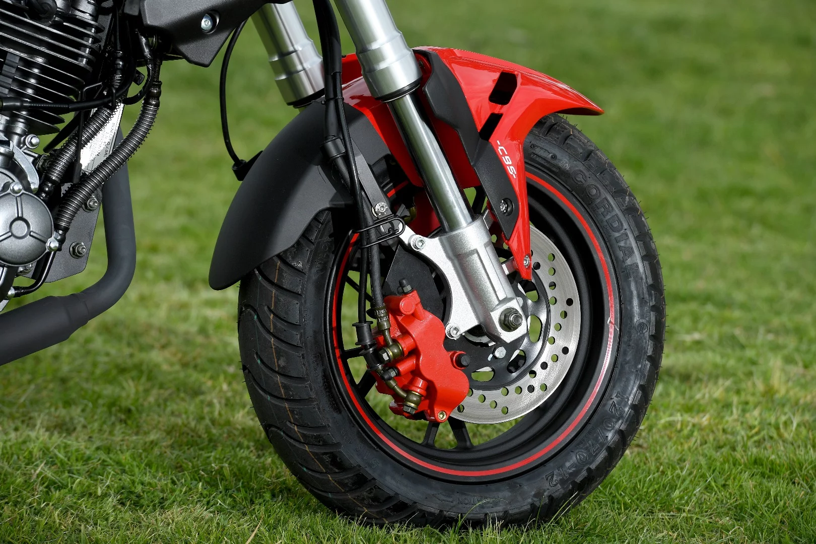 Benelli TnT125: 12-inch wheels and linked brake system