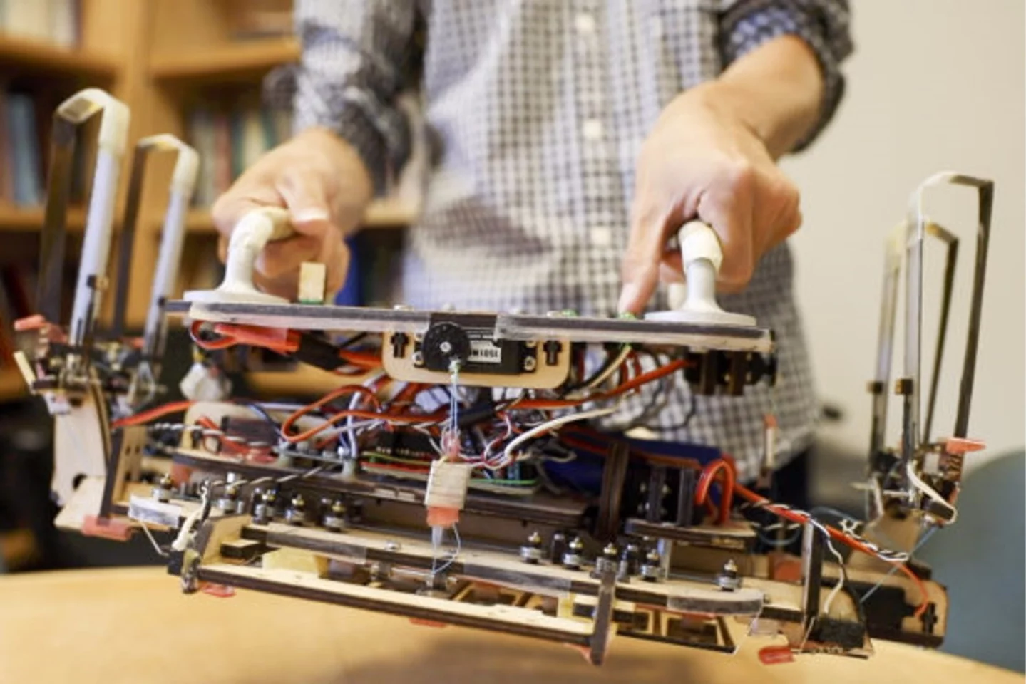 Researchers combine gecko-inspired adhesives and a custom robotic gripper to create a device for grabbing space debris