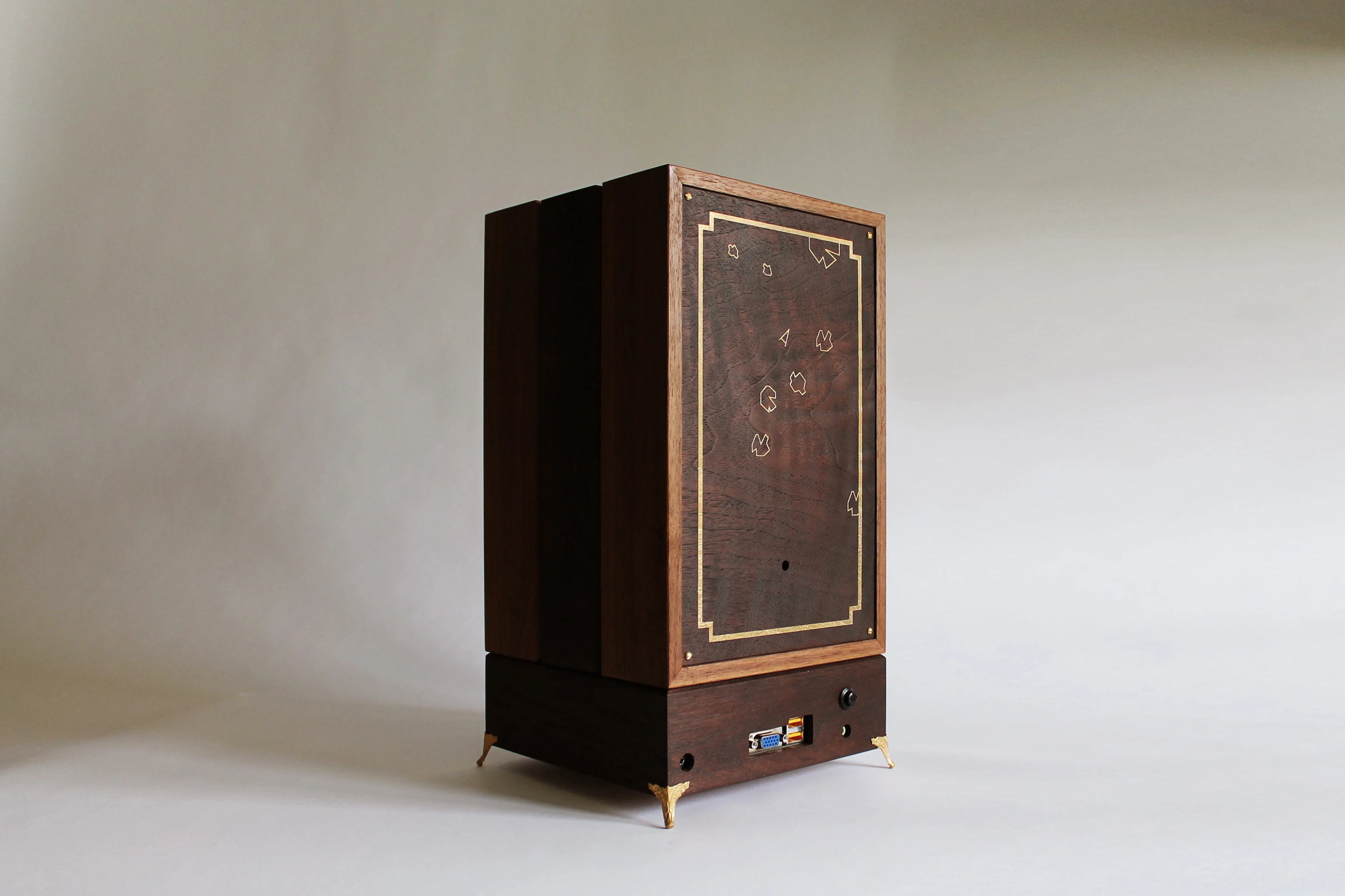 When not in use, R-Kaid-42 can be assembled into a box which looks vaguely like an old-fashioned radio