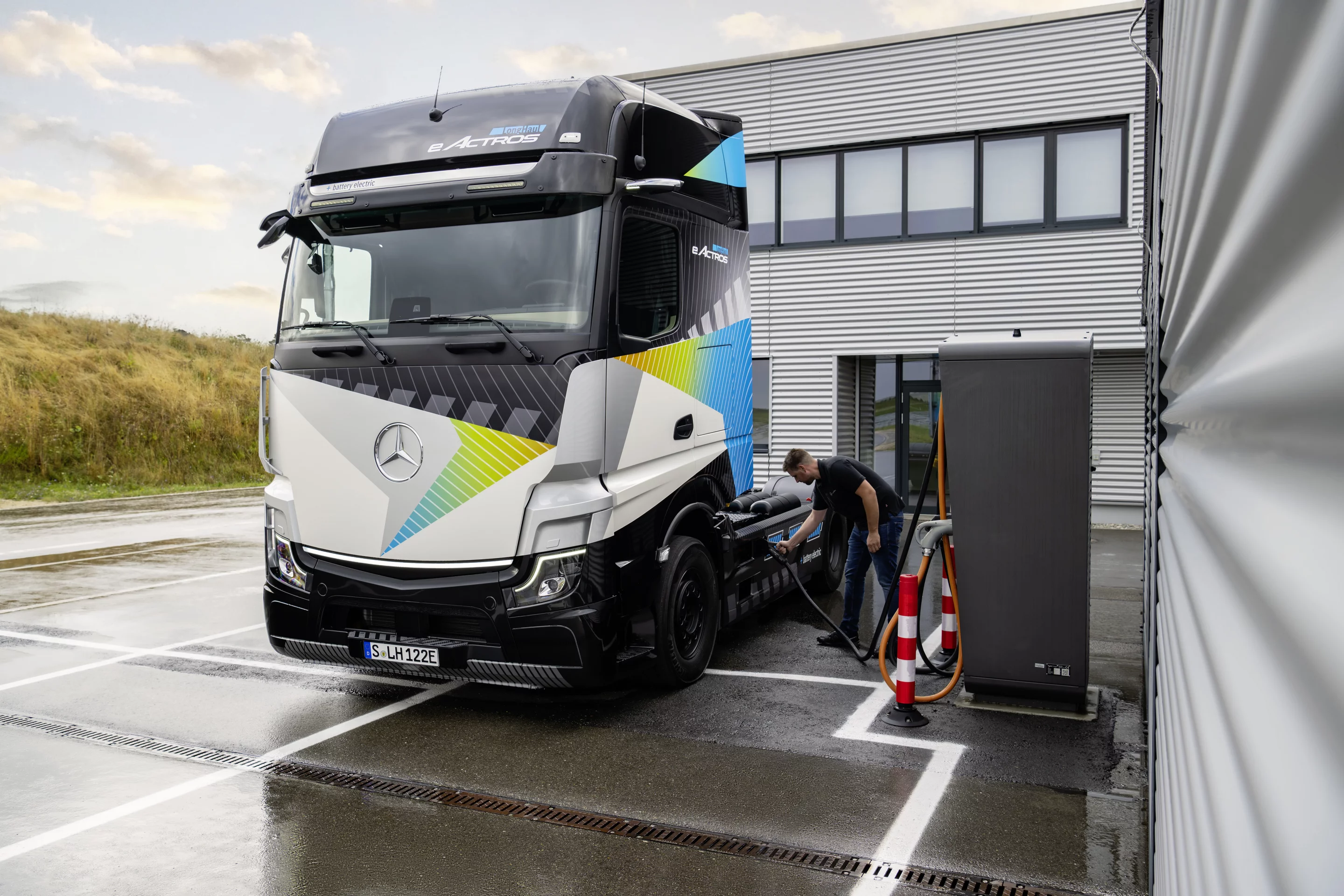 The eActros LongHaul tractor is designed for a 500-km per-charge range, and supports top-ups to 80% capacity via megawatt charging points