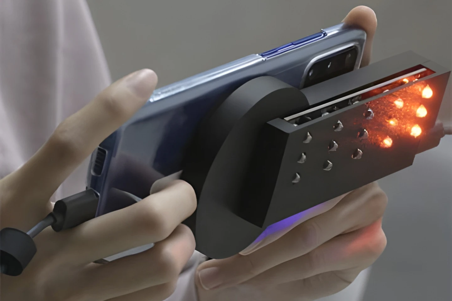 Cheap smartphone add-on pinpoints hidden cameras to shut down spies