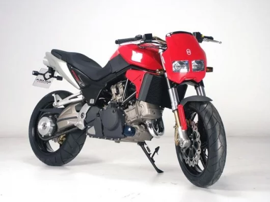 The Gilera factory describes the electronic transmission thus: “The sophisticated electronically managed gearbox shifts gears automatically and has a manual pushbutton option. This system combines faster, smoother gearshifts and an automatic clutch, as