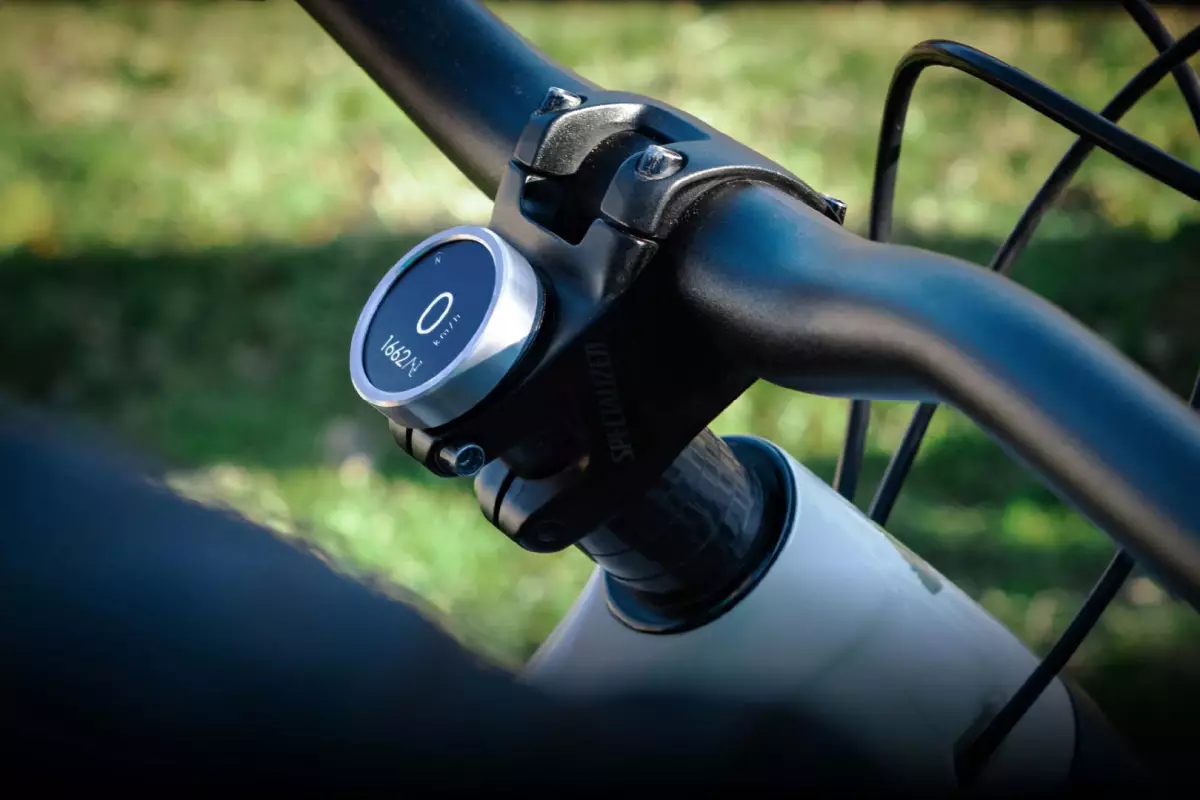CoreCap is a beautifully integrated, customizable smart bike computer with a massive 80-hour battery