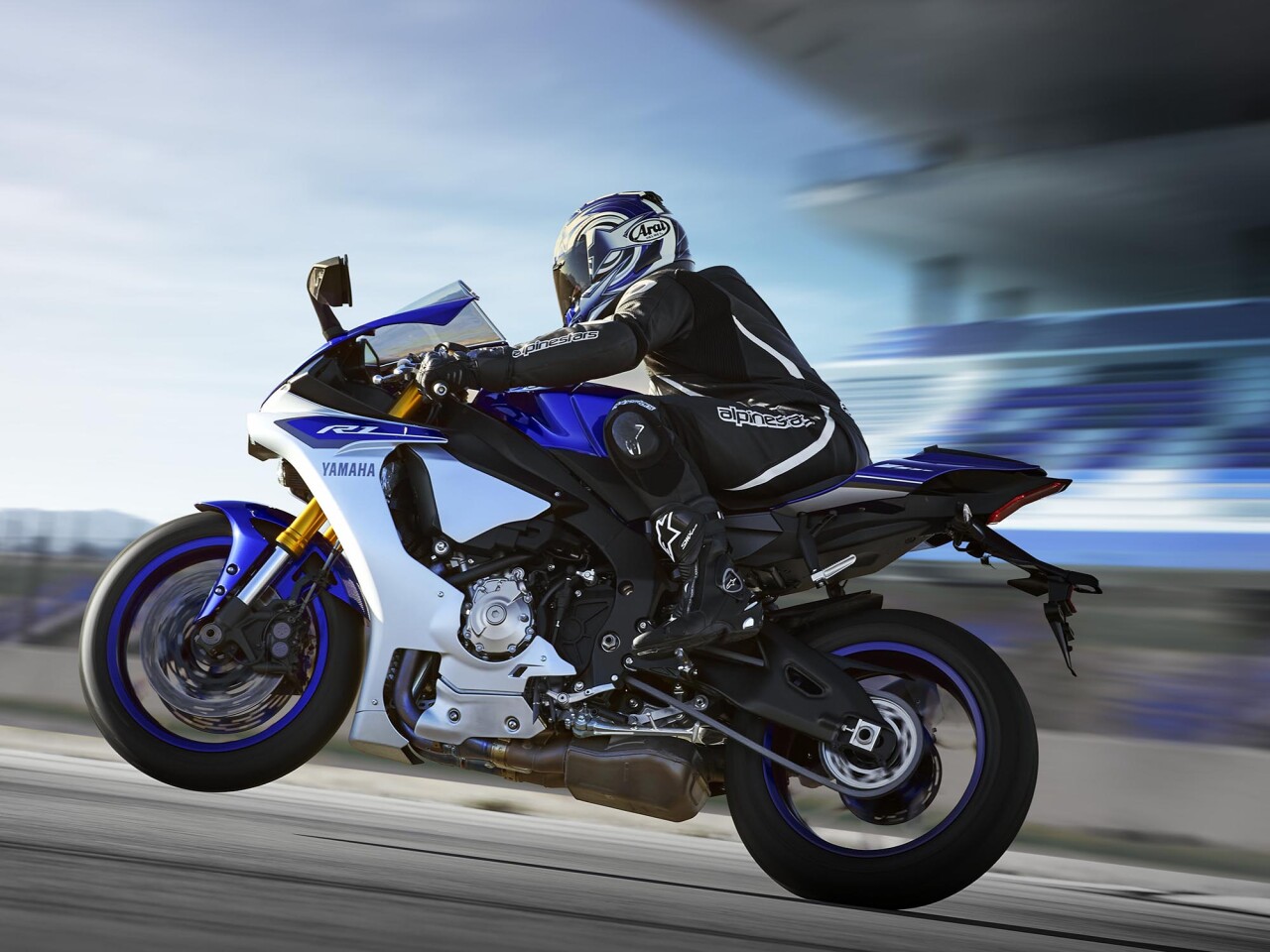 2015 Yamaha R1 - in action on the racetrack