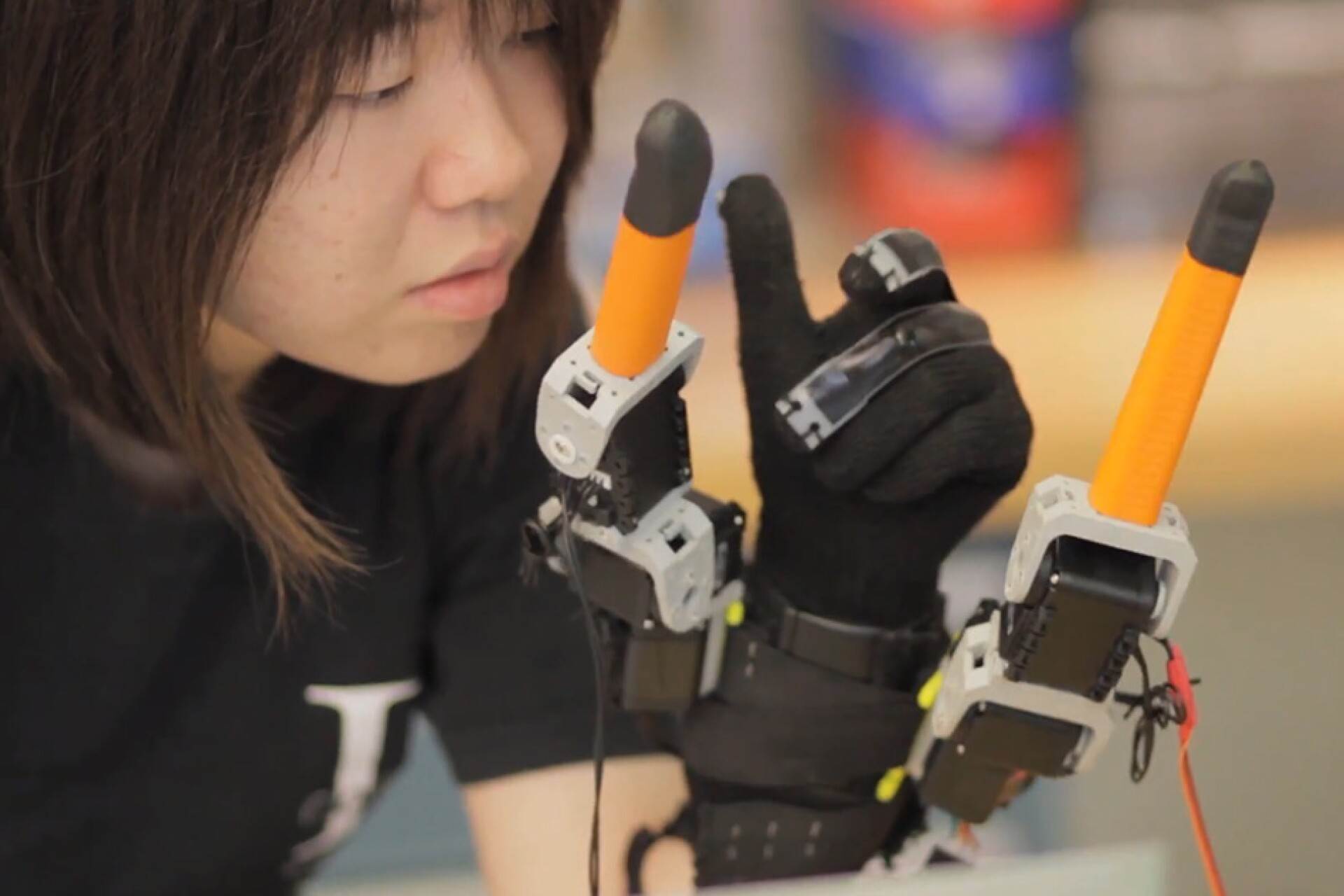 MIT adds two robotic fingers to the human hand