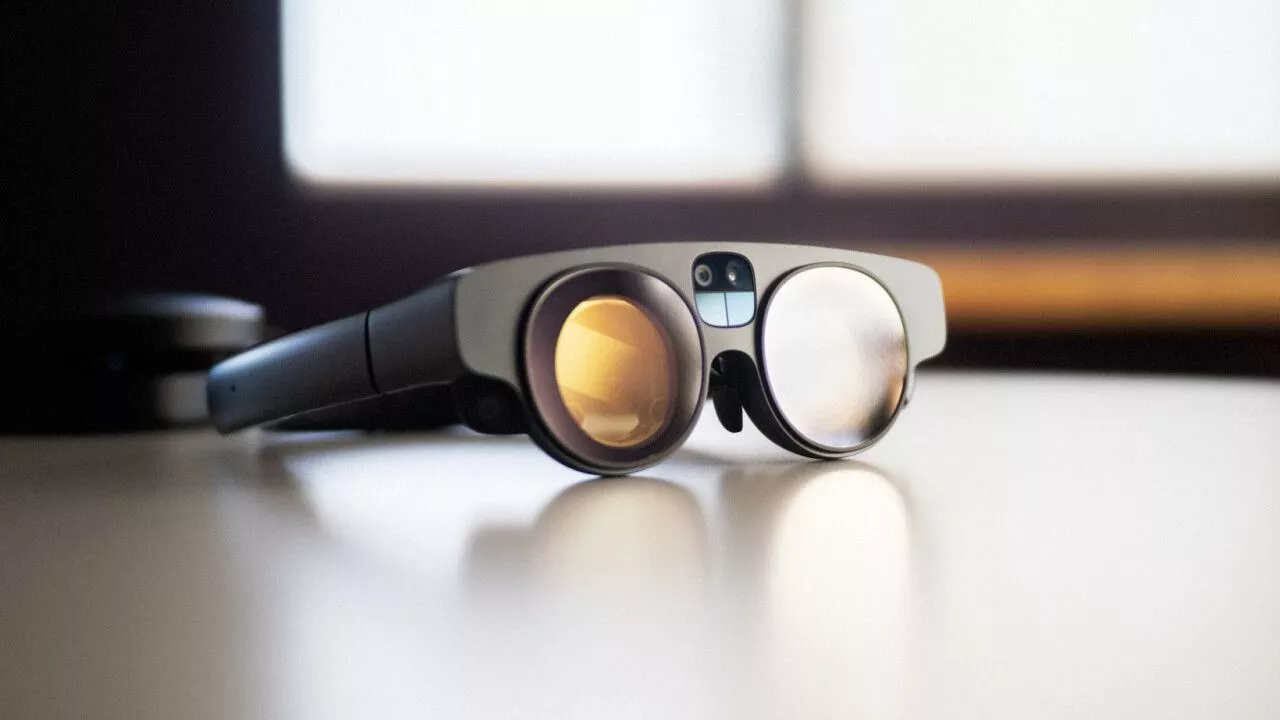 The Magic Leap 2 headset offers a per-eye resolution of 1,440 x 1,760 pixels, a refresh rate of 120 Hz and up to 2,000 nits of brightness