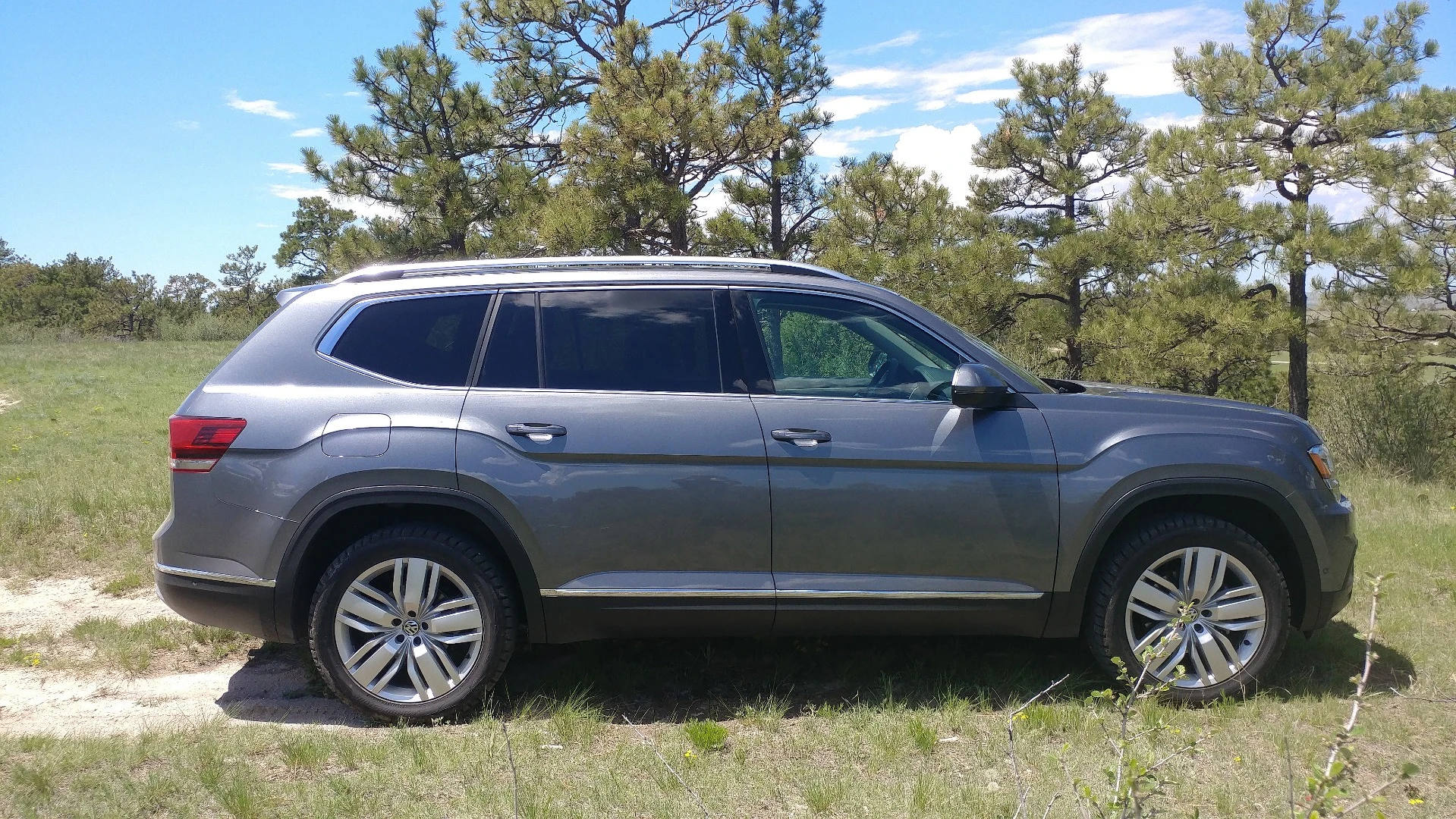 The flat hood, lightly tapered roofline, and squared-off rear hatch create a boxy, truck-themed profile for the VW Atlas