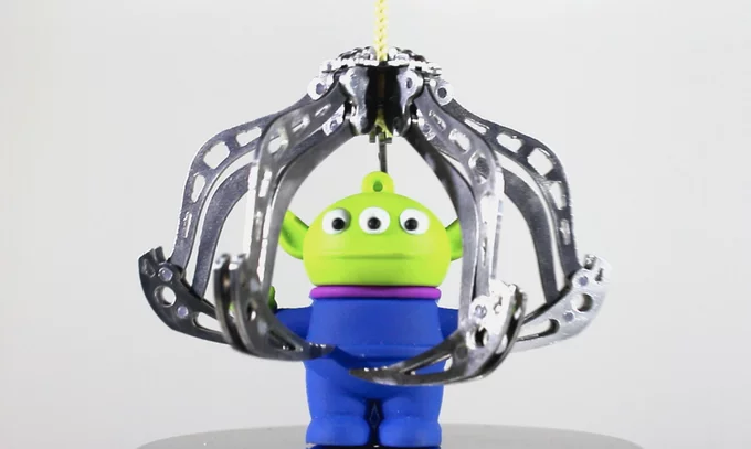 Ben Kardoosh plans on offering three versions of the Mantis: a sub-20-gram standard model made of aluminum alloy with polymer joints, a 70-gram heavy-duty version made of stainless steel with brass joints, and a deluxe sterling silver-plated edition