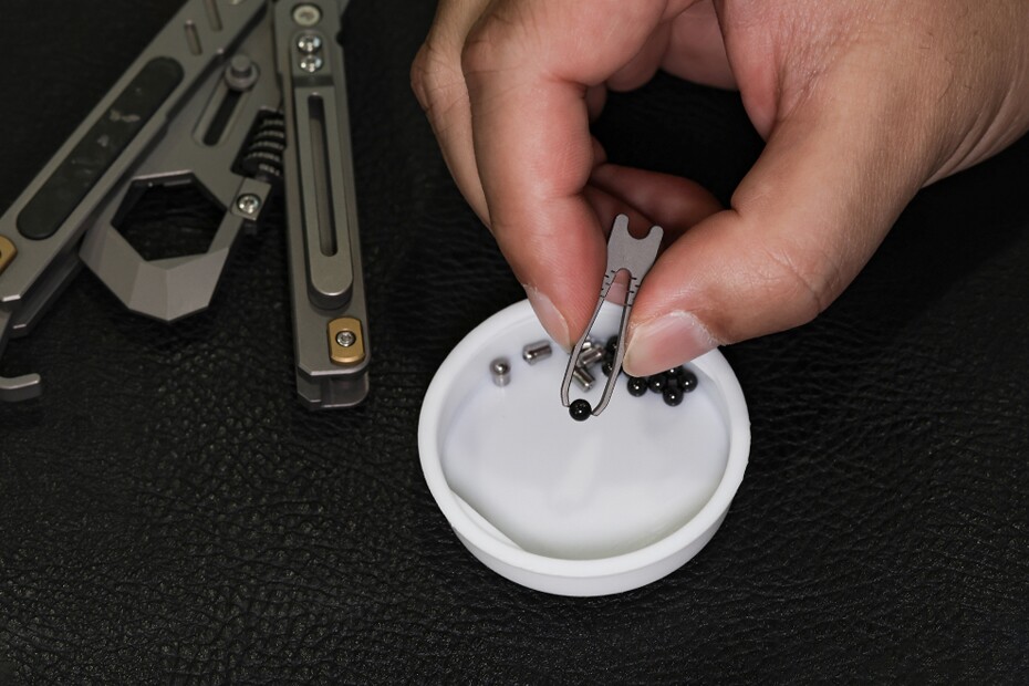 The removable tweezers doing some tweezing