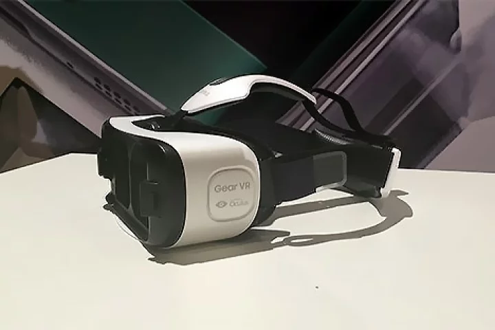 The new Samsung Gear VR, which uses a GS6 or GS6 edge instead of a Note 4