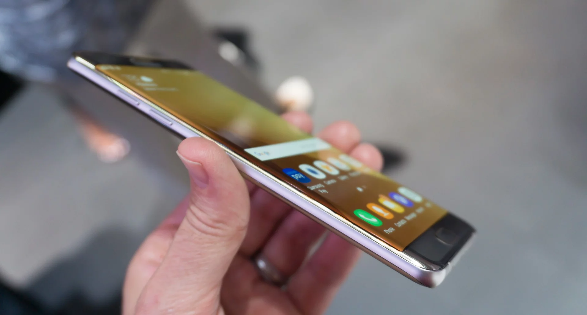 The Note weighs 169 g, a minor improvement over last year's Note 5