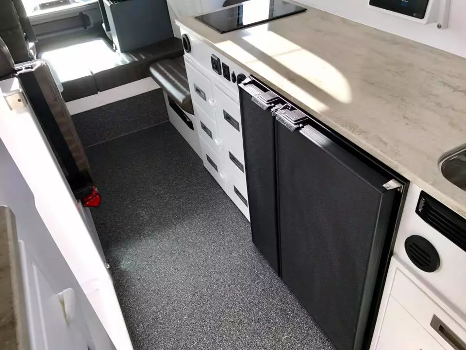 EarthCruiser Explorer XPR440 kitchen area