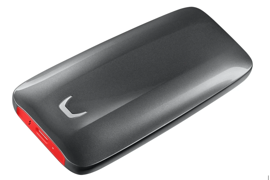 The Thunderbolt 3 connection gives the Samsung Portable SSD X5 read speeds of up to 2,800 MB/s and write speeds of 2,300 MB/s