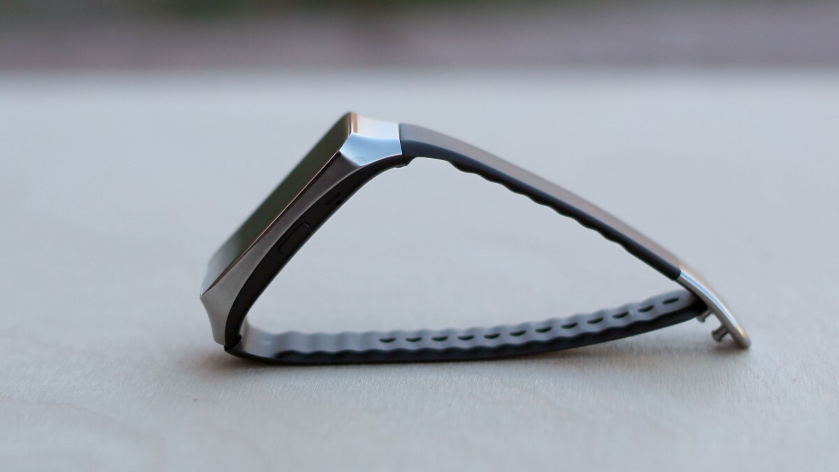 The Gear Live is only 8.9 mm (0.35-in) thick
