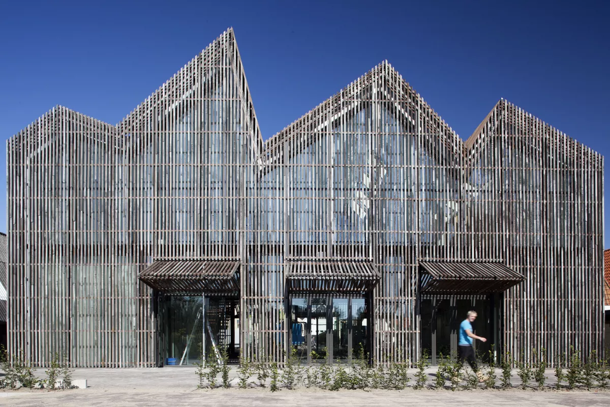 The distinctive vertical wooden slats that make up the facades of the Kaap Skil Maritime and Beachcombers Museum let in diffuse daylight lending the museum a bright but softly-lit interior