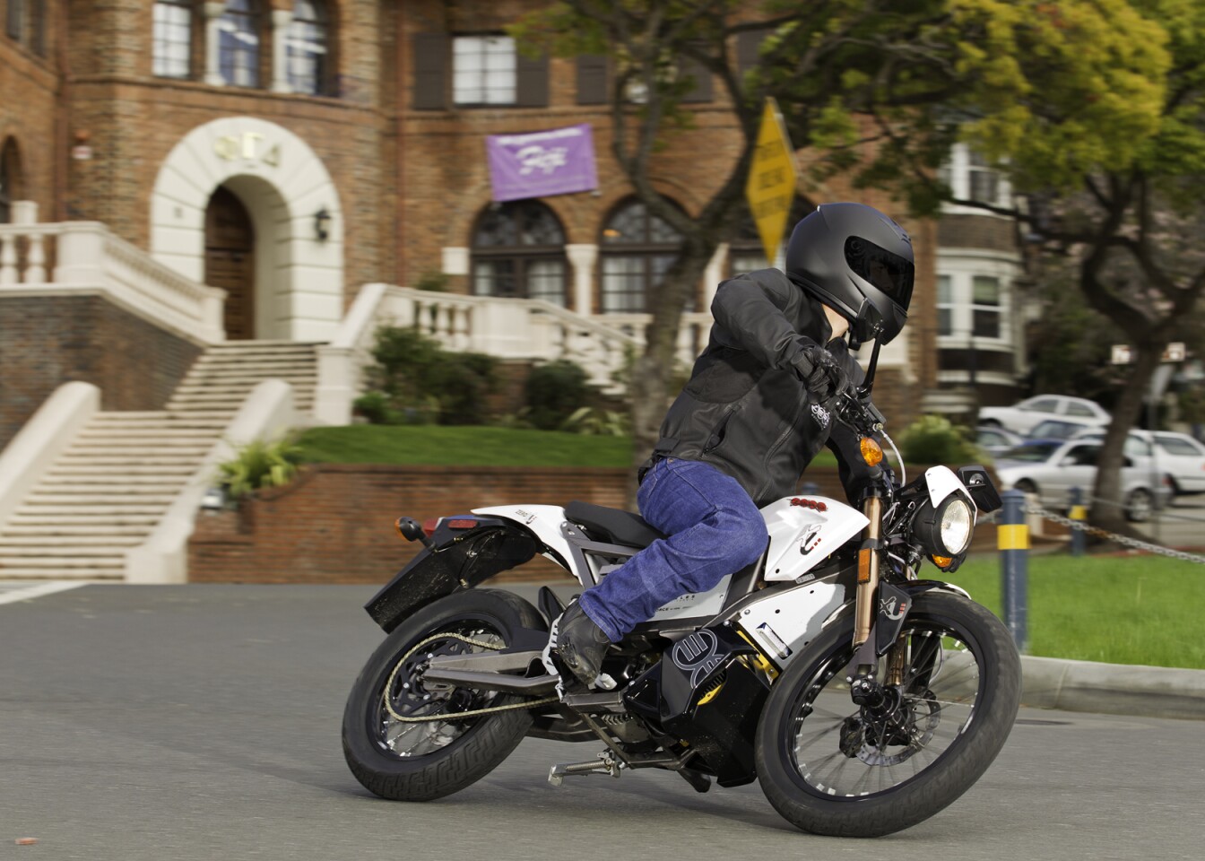 The Zero Xu Electric Commuter Motorcycle With A Removable Battery Pack