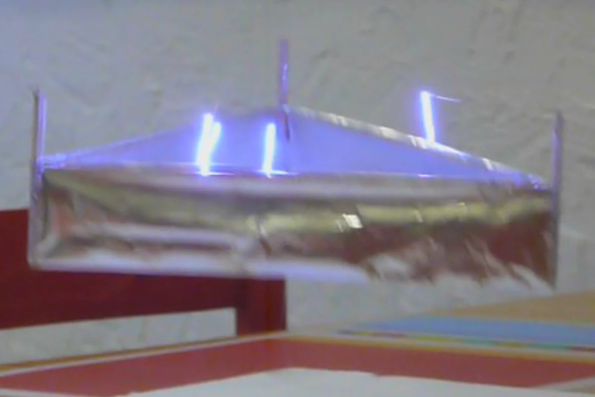 An electrohydrodynamic lifter in action (Photo: Anonymous59.)